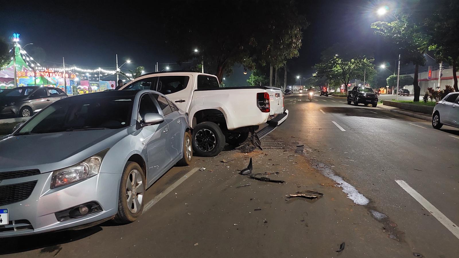 Motorista passa mal e causa acidente em série no centro de Três Lagoas; passageiro fica ferido Motorista passa mal e causa acidente em série no centro de Três Lagoas; passageiro fica ferido