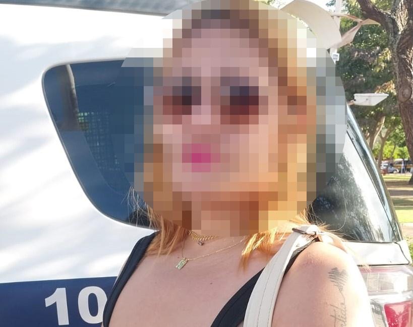 Mulher com mandado de prisão em aberto é presa pela PM no Centro de Três Lagoas Mulher com mandado de prisão em aberto é presa pela PM no Centro de Três Lagoas