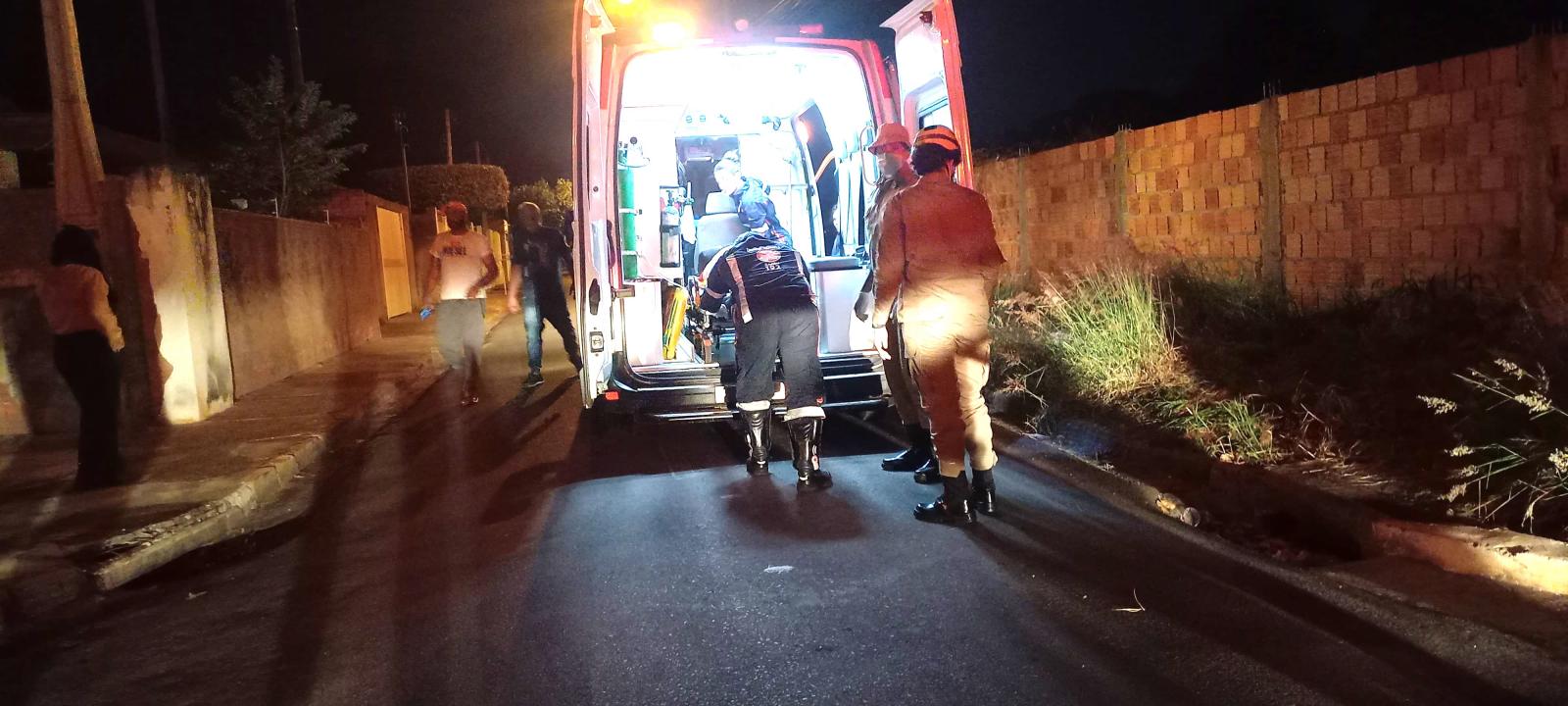 Mulher em bicicleta elétrica é atropelada por carro e arremessada contra muro em Três Lagoas