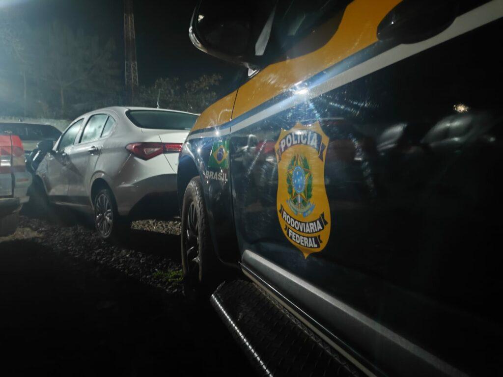Perseguição na BR 262 termina com prisão de dupla e recuperação de carros furtados