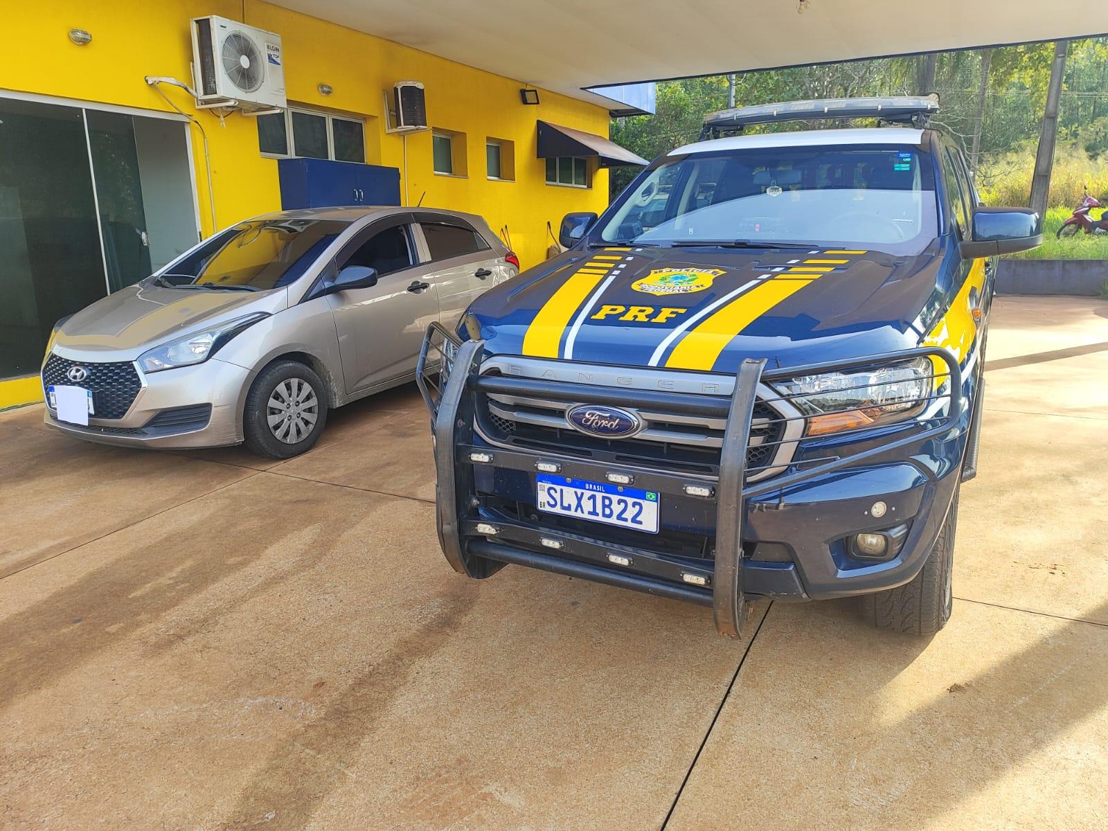 PRF recupera carro furtado com placas falsas e prende quatro pessoas na BR-262 em Três Lagoas