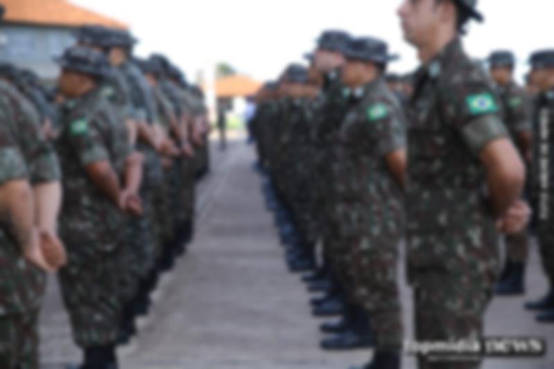 Sargento do Exército bate em carros estacionados e vai preso por suspeita de embriaguez Sargento do Exército bate em carros estacionados e vai preso por suspeita de embriaguez
