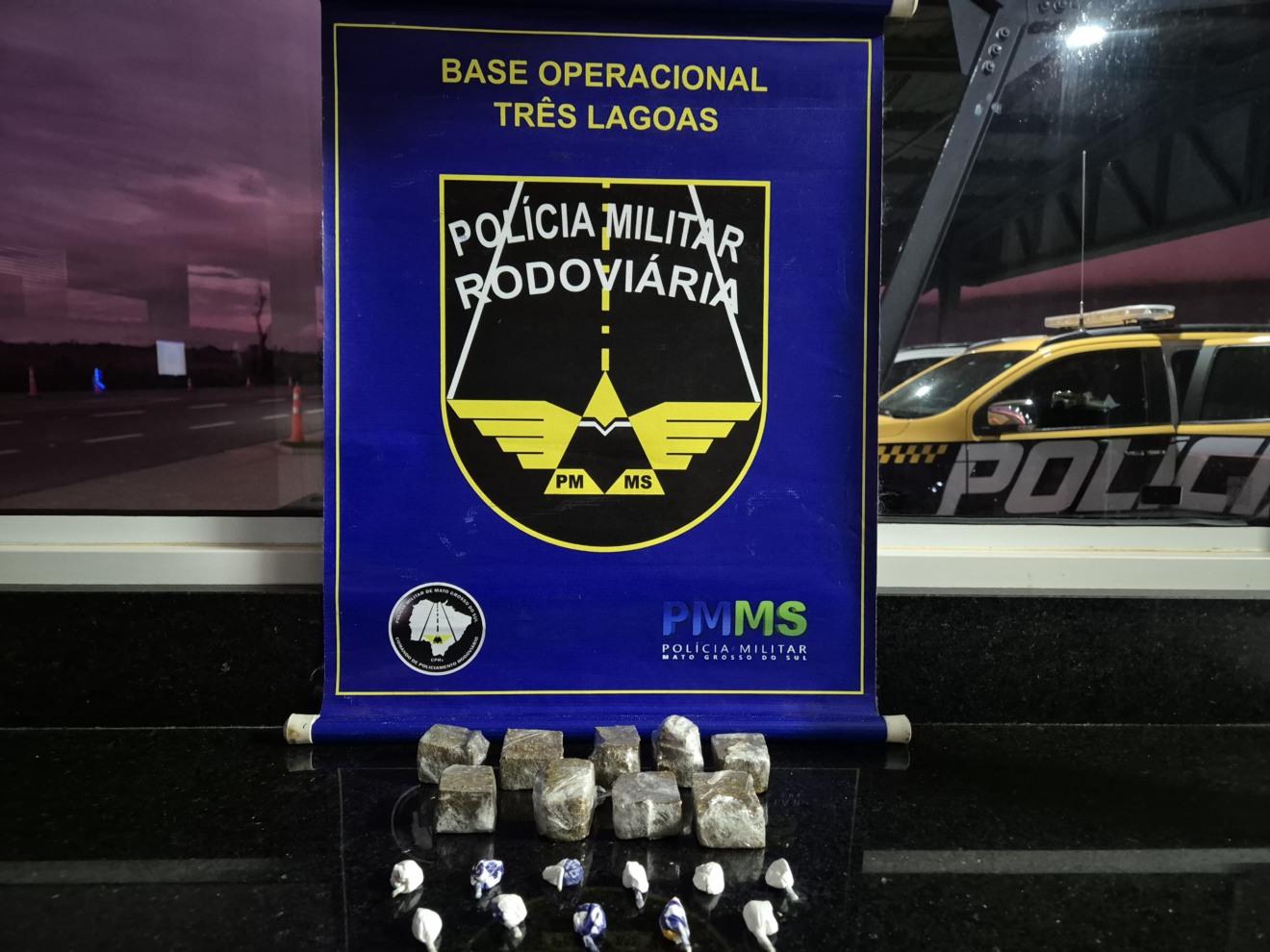 Suspeito é flagrado com maconha e cocaína escondidas em carro durante fiscalização da PMR na MS-112, entre Três Lagoas e Inocência Suspeito é flagrado com maconha e cocaína escondidas em carro durante fiscalização da PMR na MS-112, entre Três Lagoas e Inocência