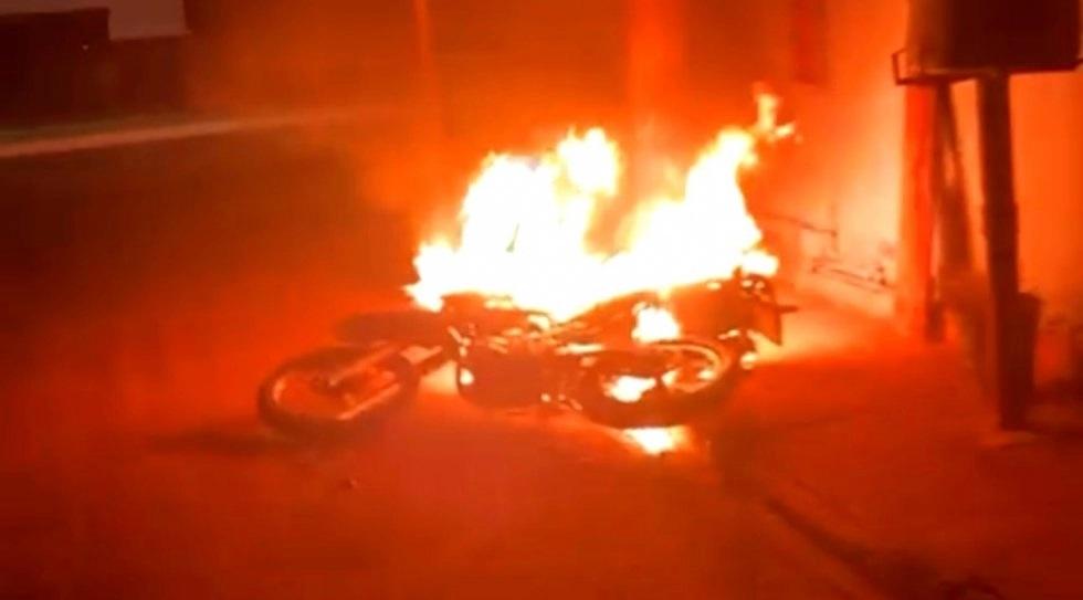 Tentativa de execução termina em moto incendiada em angélica Tentativa de execução termina em moto incendiada em angélica