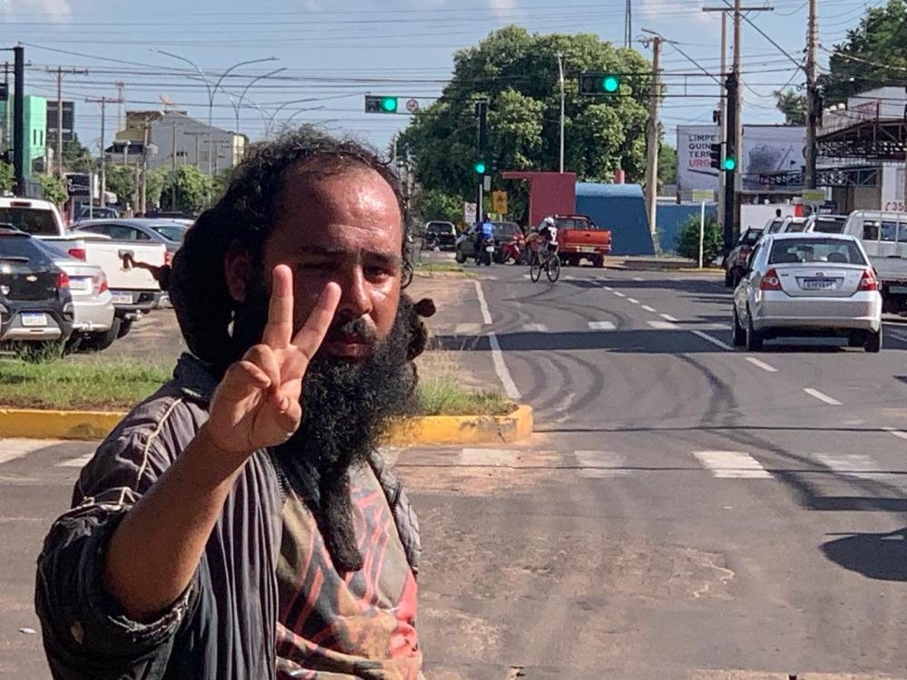 Três Lagoas convive com a presença de pedintes nos semáforos e andarilho conhecido, gerando comoção e indignação Três Lagoas convive com a presença de pedintes nos semáforos e andarilho conhecido, gerando comoção e indignação