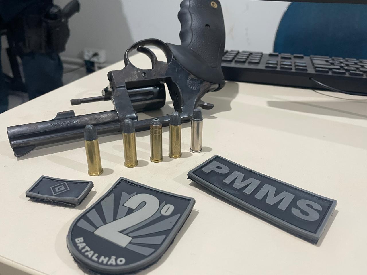 Mulher é presa com revólver no Novo Oeste e disse que comprou a arma para revender e ganhar dinheiro Mulher é presa com revólver no Novo Oeste e disse que comprou a arma para revender e ganhar dinheiro