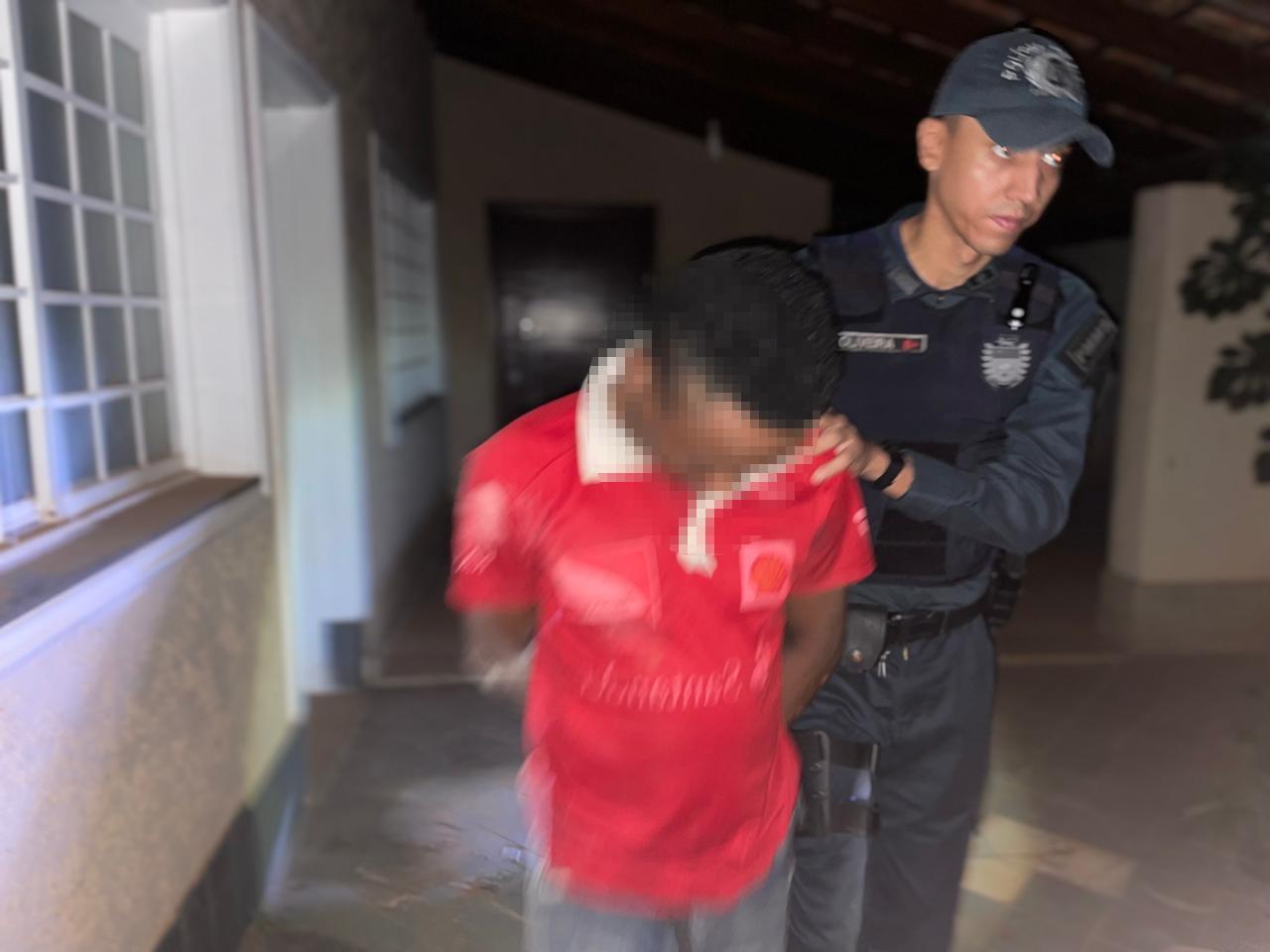 Veja o vídeo: “Boca Rosa” diz que gosta de roubar por ser um vício; ele acabou preso pela equipe do sargento Francisco da PM Veja o vídeo: “Boca Rosa” diz que gosta de roubar por ser um vício; ele acabou preso pela equipe do sargento Francisco da PM