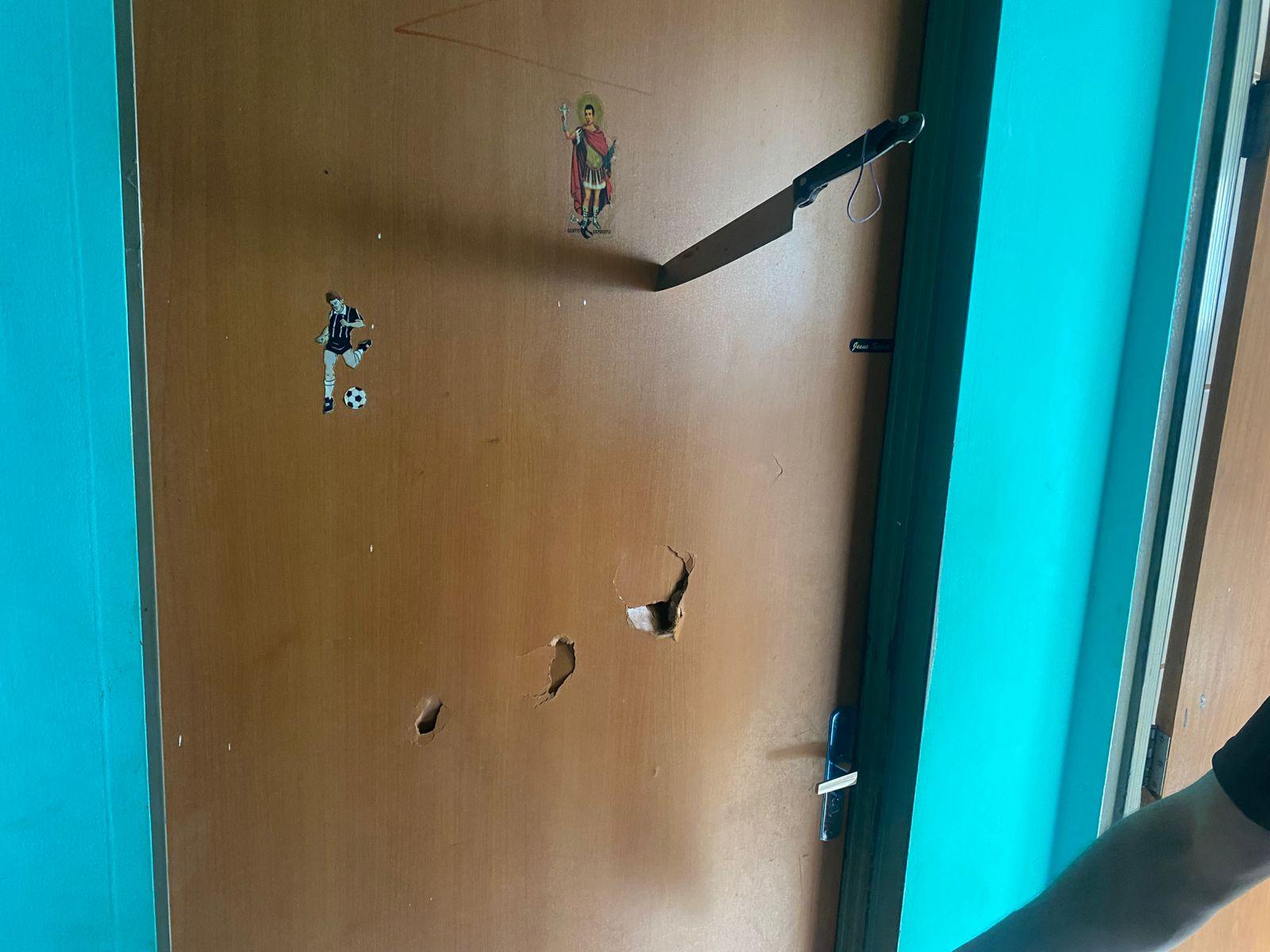 “Vou macetar a cabeça dele”: homem crava faca em porta e ameaça matar a família no Novo Oeste em Três Lagoas