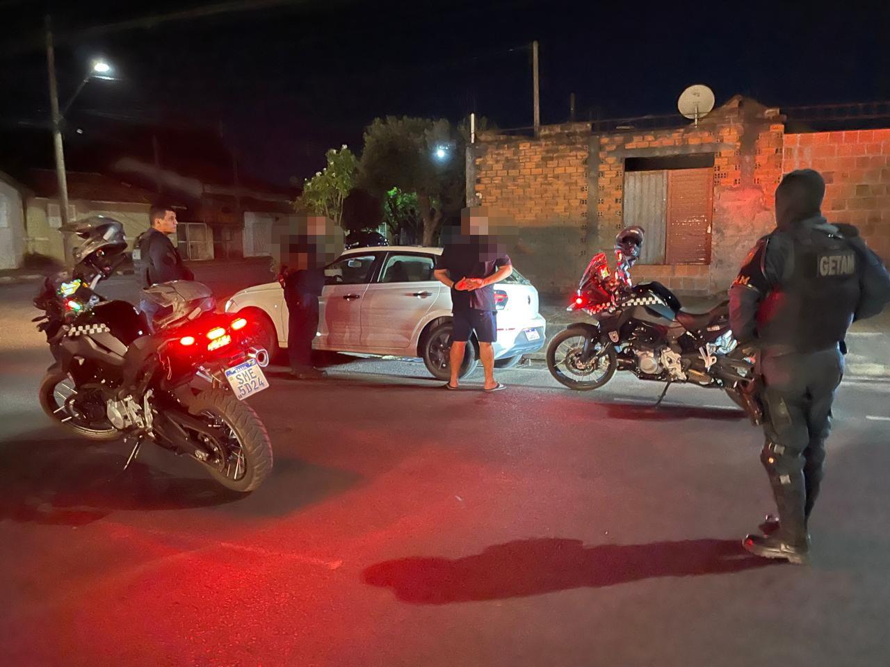 “Amigos até o último gole”: dupla embriagada dirige carros na contra mão, desacata equipe do Getam e acabam presos em Três Lagoas