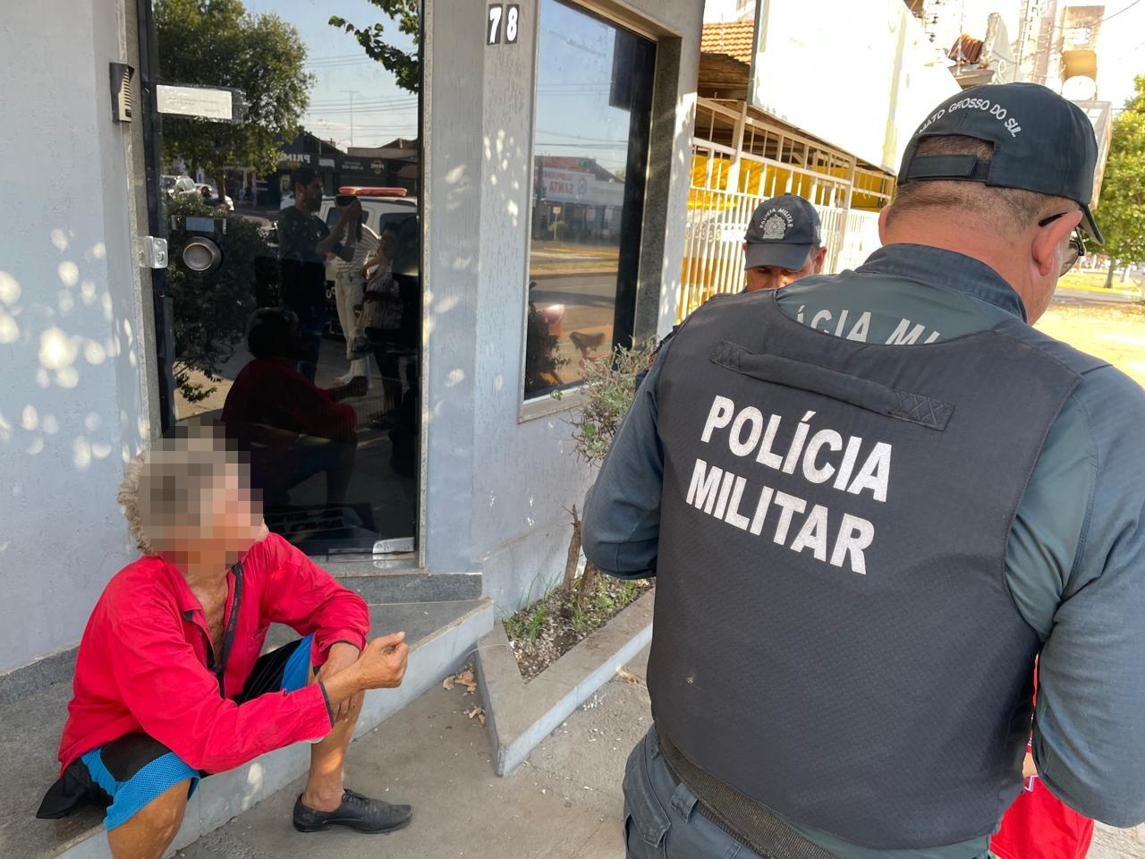 PM salva idoso alcoolizado que se jogava na frente de carros em avenida movimentada de Três Lagoas