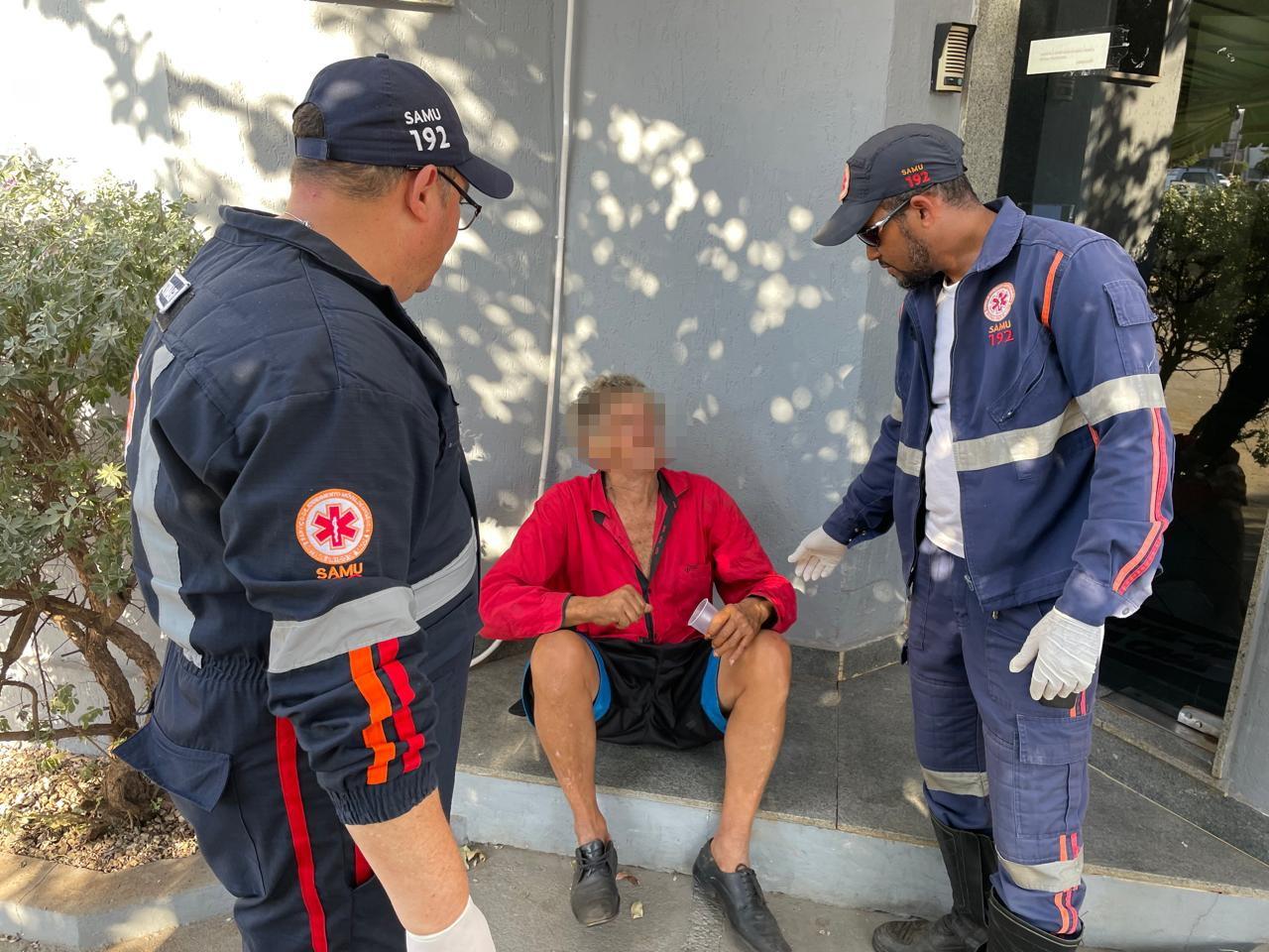 PM salva idoso alcoolizado que se jogava na frente de carros em avenida movimentada de Três Lagoas