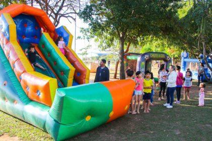 Prefeitura de Três Lagoas instala brinquedos infláveis gratuitos na Lagoa Maior durante obras no parquinho infantil