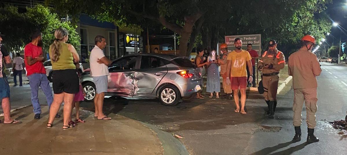 Veja o vídeo: Câmera de segurança flagra grave acidente entre carro e moto na Filinto Müller em Três Lagoas; vítima foi levada ao hospital com ferimentos