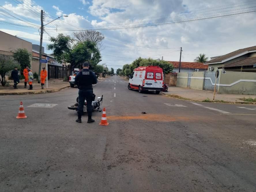 Acidentes não dão trégua em Três Lagoas: motociclista fica ferida após colisão com caminhonete no bairro Nossa Senhora Aparecida