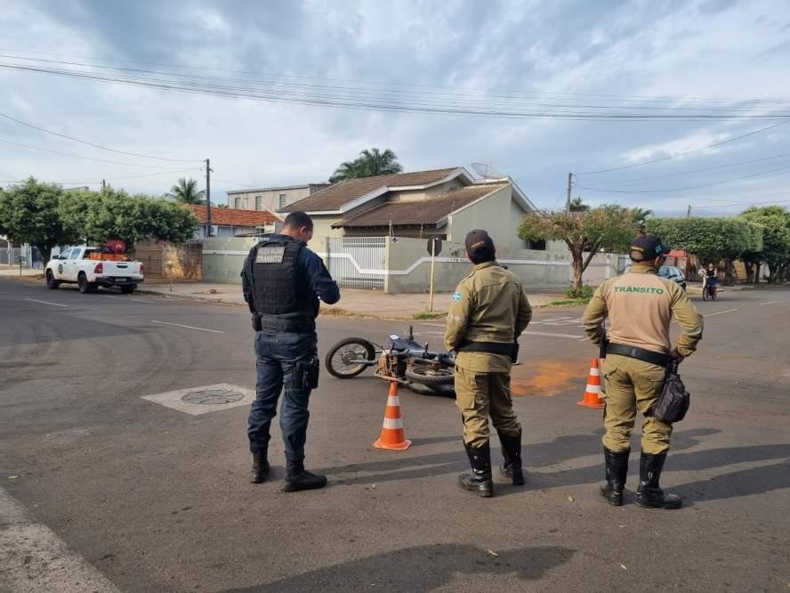 Acidentes não dão trégua em Três Lagoas: motociclista fica ferida após colisão com caminhonete no bairro Nossa Senhora Aparecida