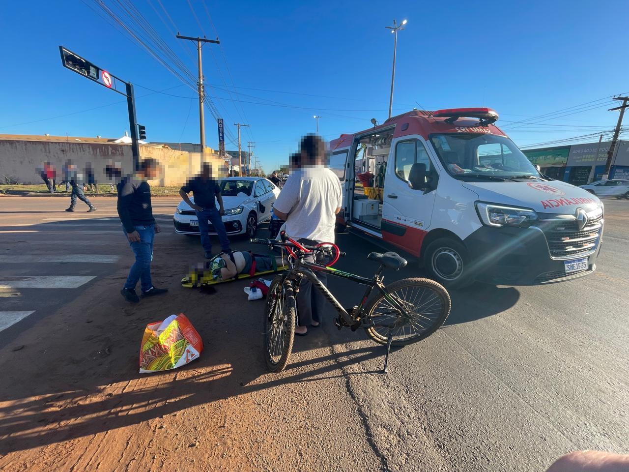 Ciclista é arremessada contra para-brisa de veículo em acidente na BR-262 em Três Lagoas e sofre suposto traumatismo craniano 