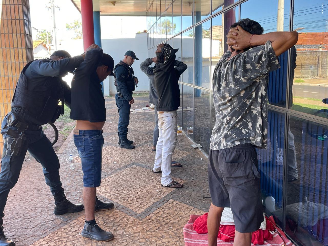Veja o vídeo: Abordagem na biblioteca municipal Entre os 4 detidos, um tem 45 passagens e outro já matou 6 pessoas