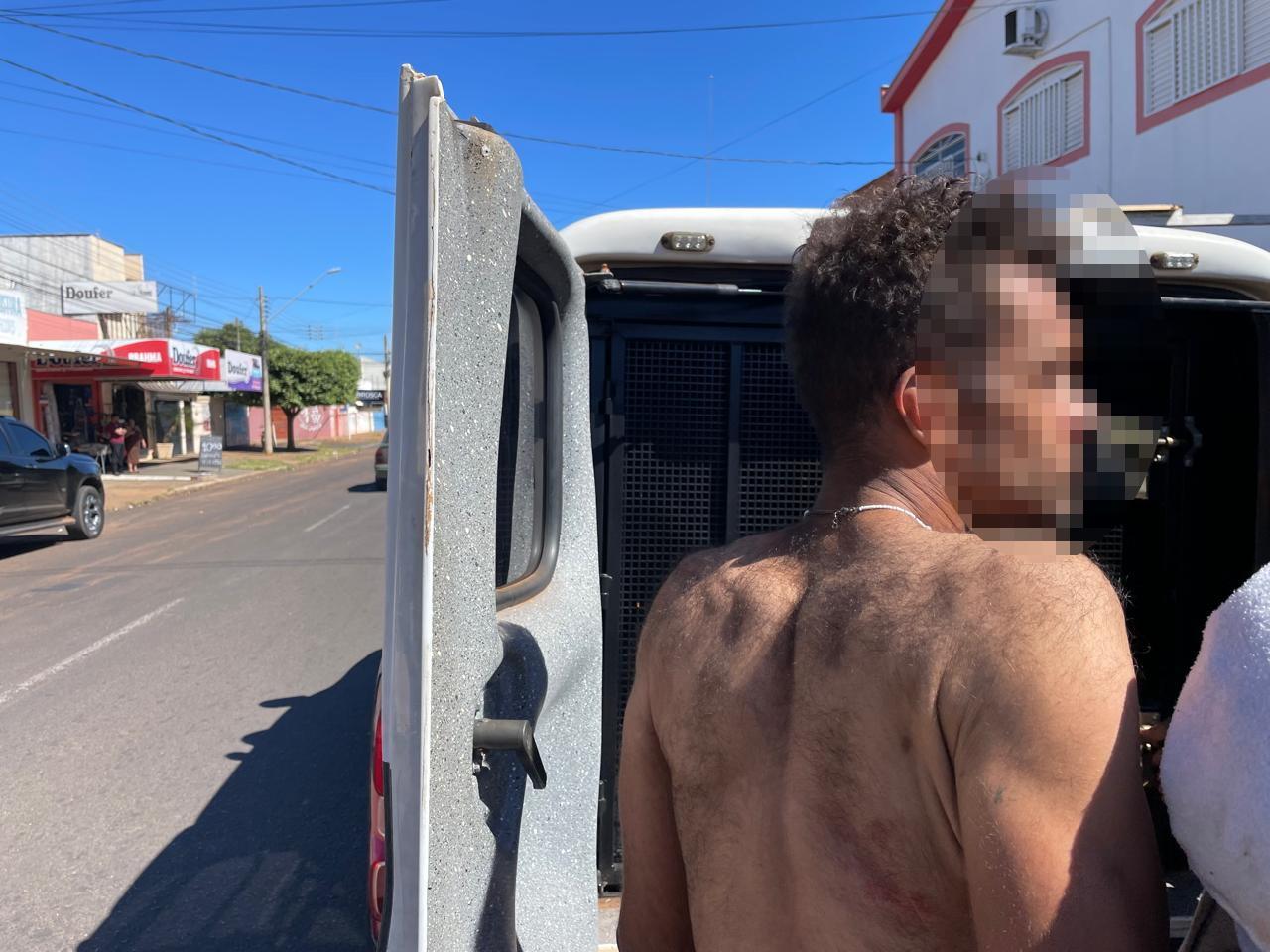 “Carol” furta conveniência, furta palheiros e tenta levar moto de R$ 20 mil de loja, mas leva um “couro” de populares e acaba preso pela 