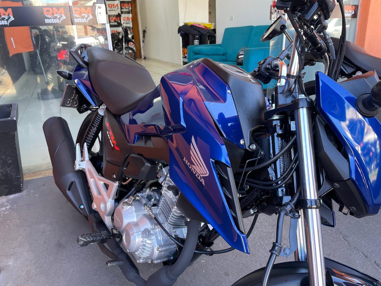 “Carol” furta conveniência, furta palheiros e tenta levar moto de R$ 20 mil de loja, mas leva um “couro” de populares e acaba preso pela 