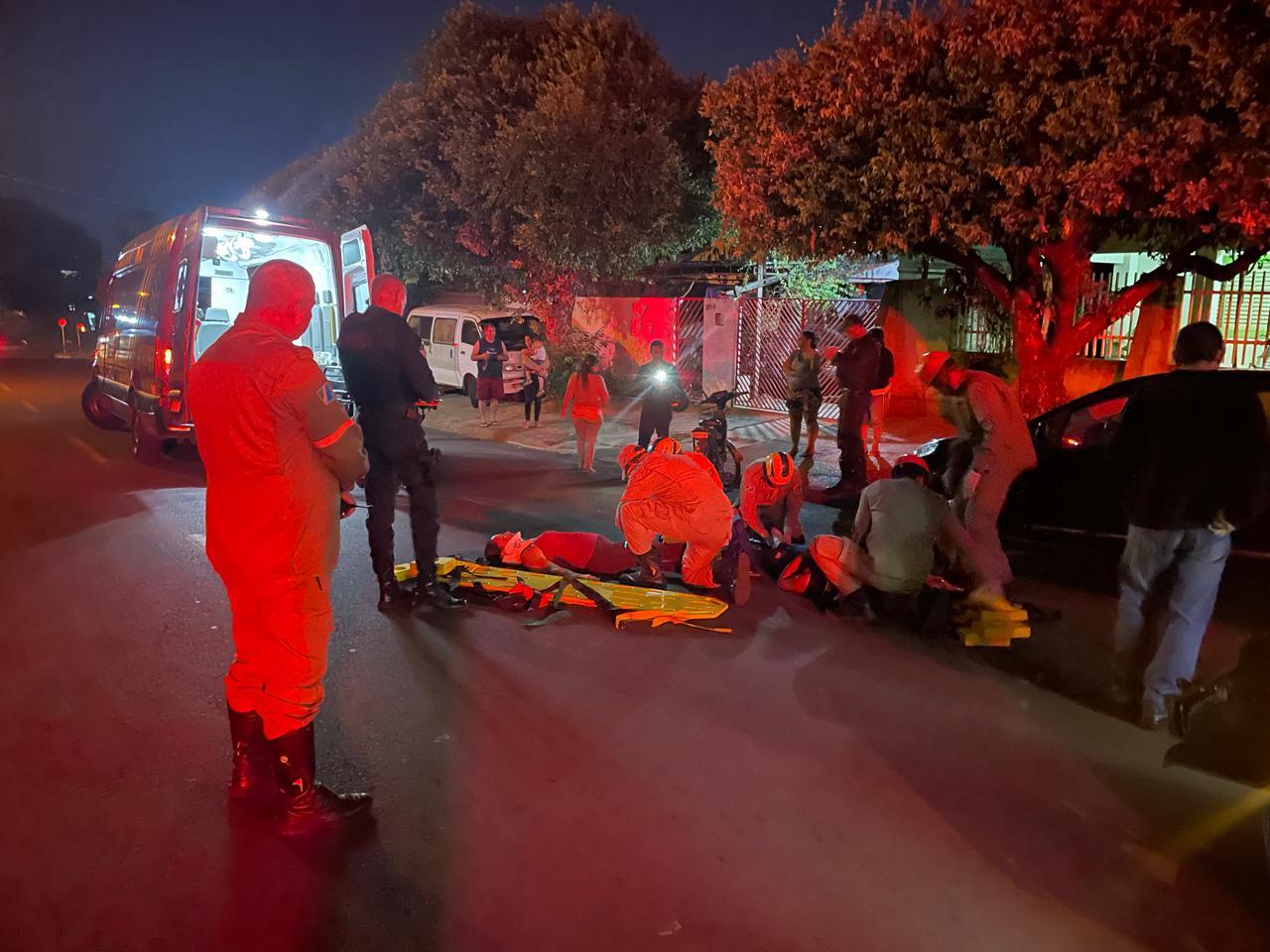 Motorista abre porta de carro e derruba duas mulheres em bicicleta elétrica; elas foram socorridas pelos bombeiros