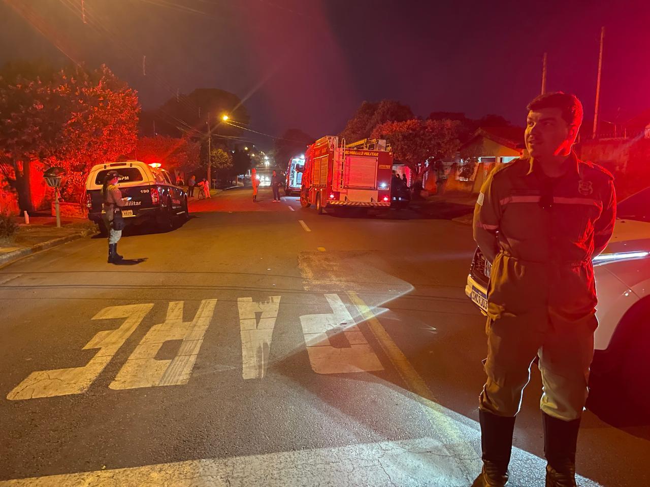 Motorista abre porta de carro e derruba duas mulheres em bicicleta elétrica; elas foram socorridas pelos bombeiros