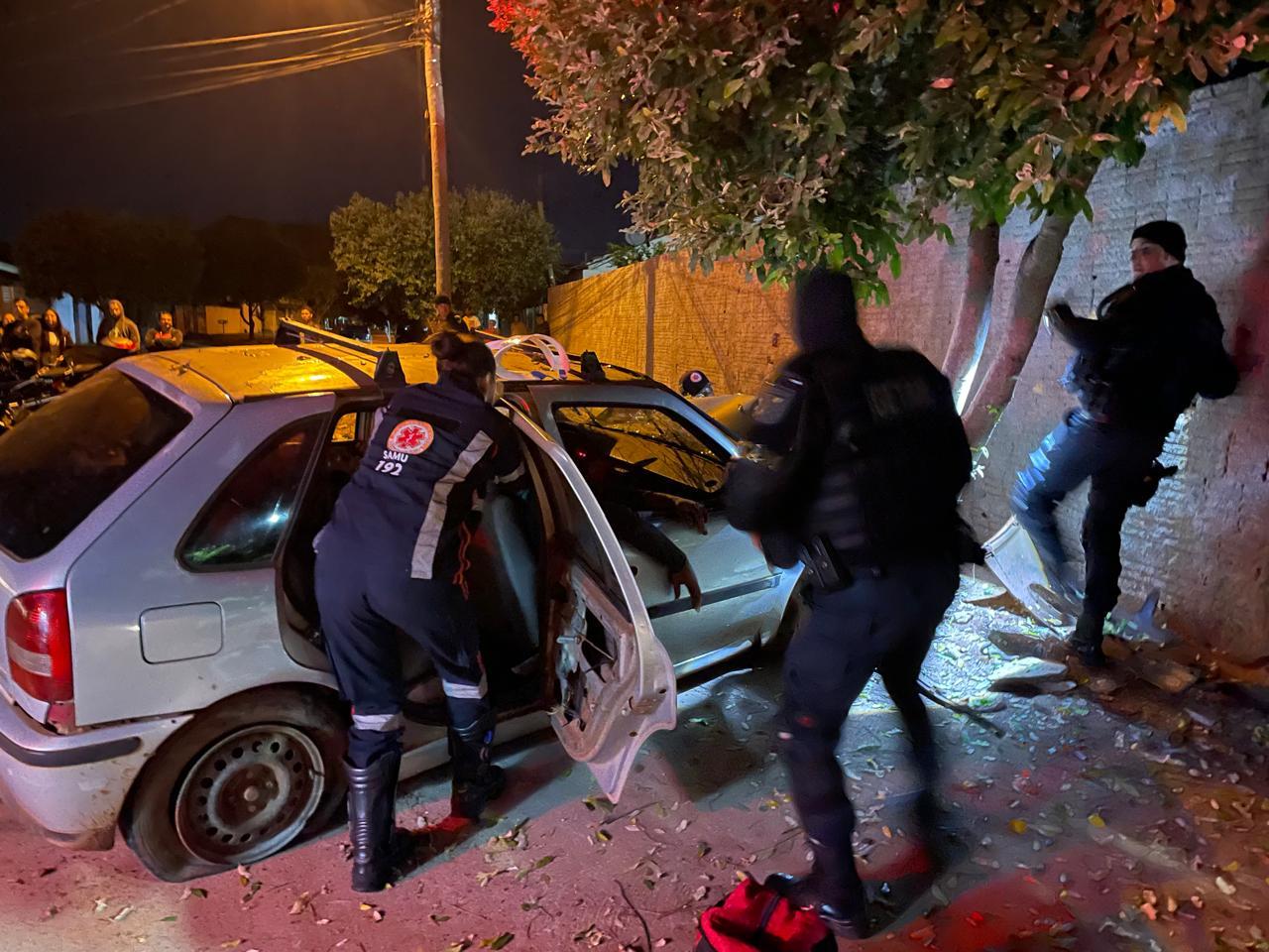  Motorista bate carro em árvore e quase invade casa após dirigir em zigue-zague em Três Lagoas; suspeita é de embriaguez