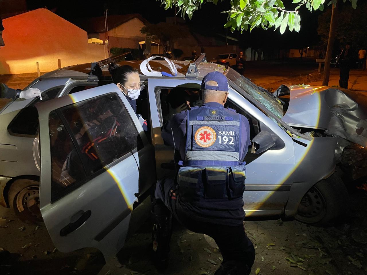  Motorista bate carro em árvore e quase invade casa após dirigir em zigue-zague em Três Lagoas; suspeita é de embriaguez