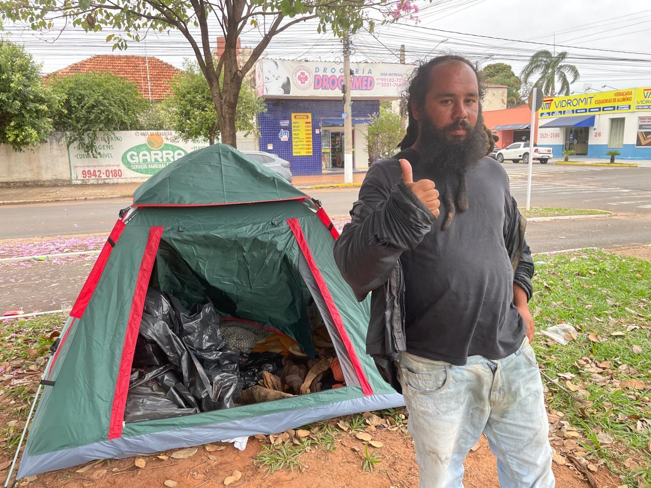 “Agora é minha casa”: Cheiroso, andarilho mais famoso de Três Lagoas, diz que nunca mais sairá da Avenida Filinto Müller após ganhar barraca “Agora é minha casa”: Cheiroso, andarilho mais famoso de Três Lagoas, diz que nunca mais sairá da Avenida Filinto Müller após ganhar barraca