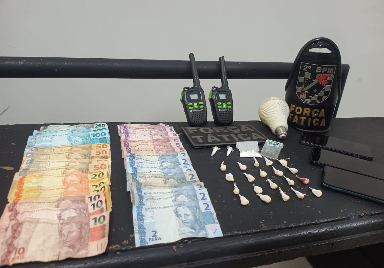 Até rádios comunicadores tinha em bar no bairro São João onde foram apreendidos dinheiro e drogas