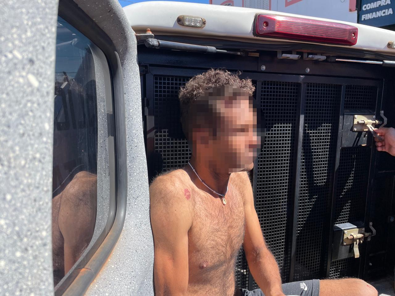 “Carol” furta conveniência, furta palheiros e tenta levar moto de R$ 20 mil de loja, mas leva um “couro” de populares e acaba preso pela PM 
