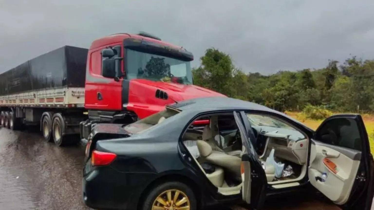 Carro fica atravessado na pista após acidente com carreta em Nova Alvorada do Sul