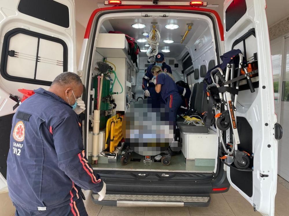 Ciclista supostamente embriagado bate em carreta parada e vai parar na UPA após acidente em rua escura de Três Lagoas
