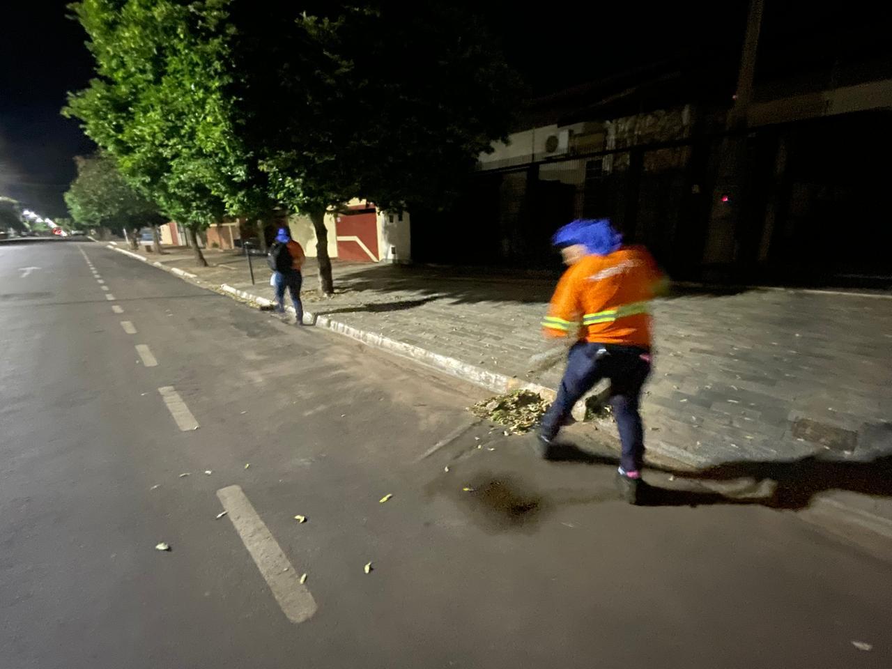 Enquanto a cidade dorme, eles deixam Três Lagoas de cara limpa: o valor dos garis que mantêm tudo em ordem Enquanto a cidade dorme, eles deixam Três Lagoas de cara limpa: o valor dos garis que mantêm tudo em ordem