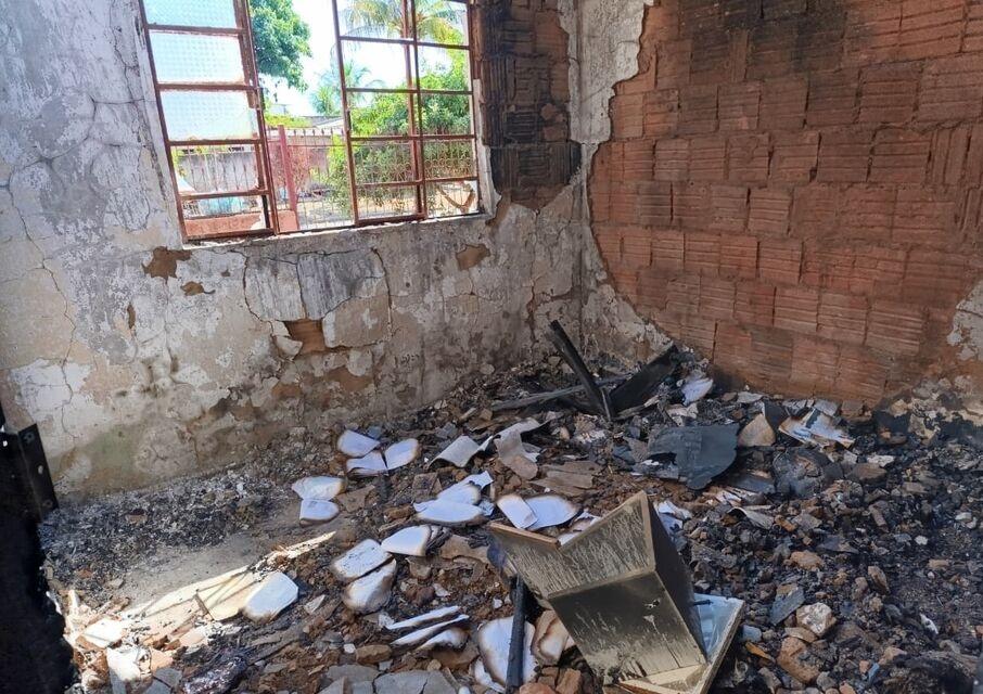 Família perde tudo em incêndio e vive em meio aos escombros no Cidade Morena  em Campo Grande