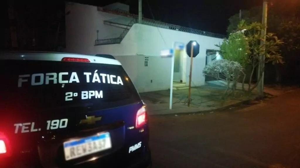 Homem bêbado agride companheira, tenta enforcar neto e acaba preso com maconha no bolso em Três Lagoas