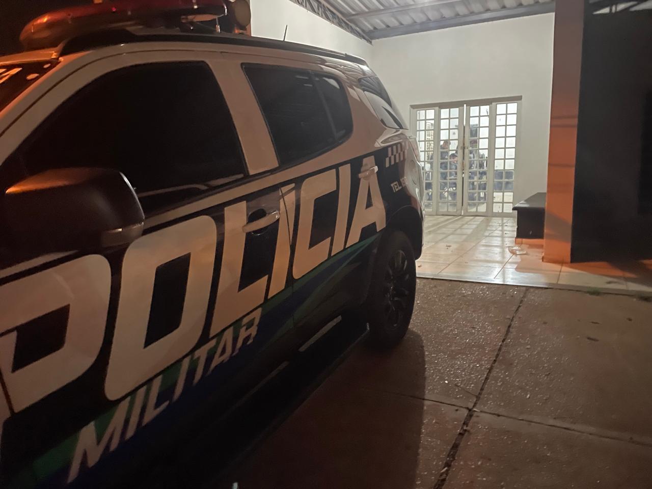 Homem corta a virilha da esposa com caco de espelho e é preso escondido dentro de casa em Três Lagoas