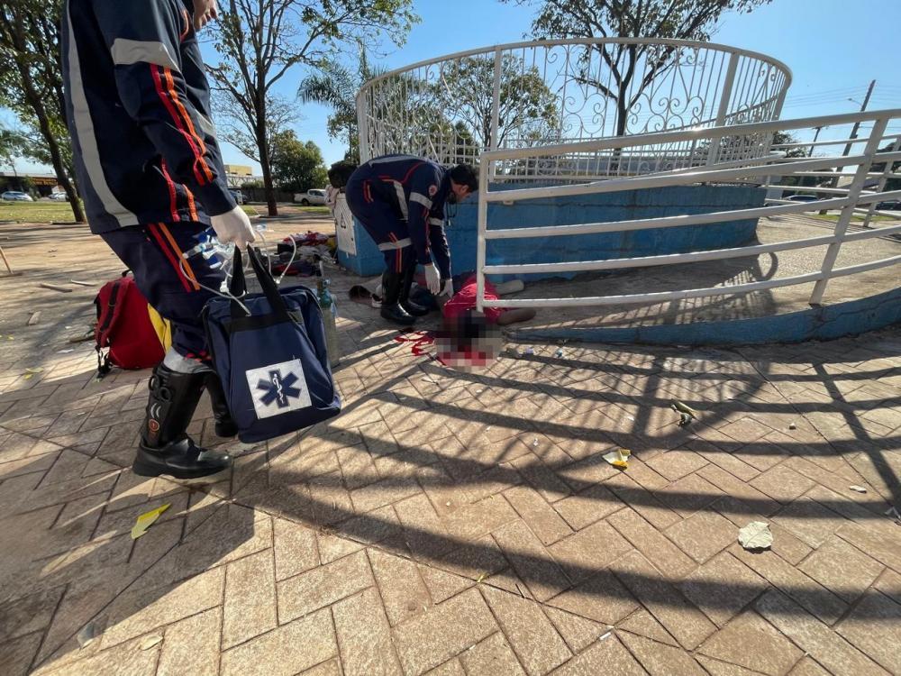 Hospital Regional divulga nota oficial sobre estado de morador de rua espancado com pedras e paus na praça do Jardim Alvorada Hospital Regional divulga nota oficial sobre estado de morador de rua espancado com pedras e paus na praça do Jardim Alvorada