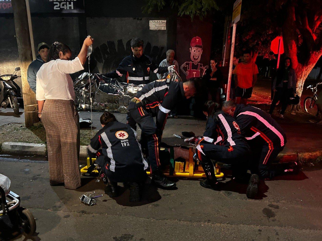 Idoso fica ferido com fratura exposta após colidir moto com carro em avenida movimentada de Três Lagoas Idoso fica ferido com fratura exposta após colidir moto com carro em avenida movimentada de Três Lagoas