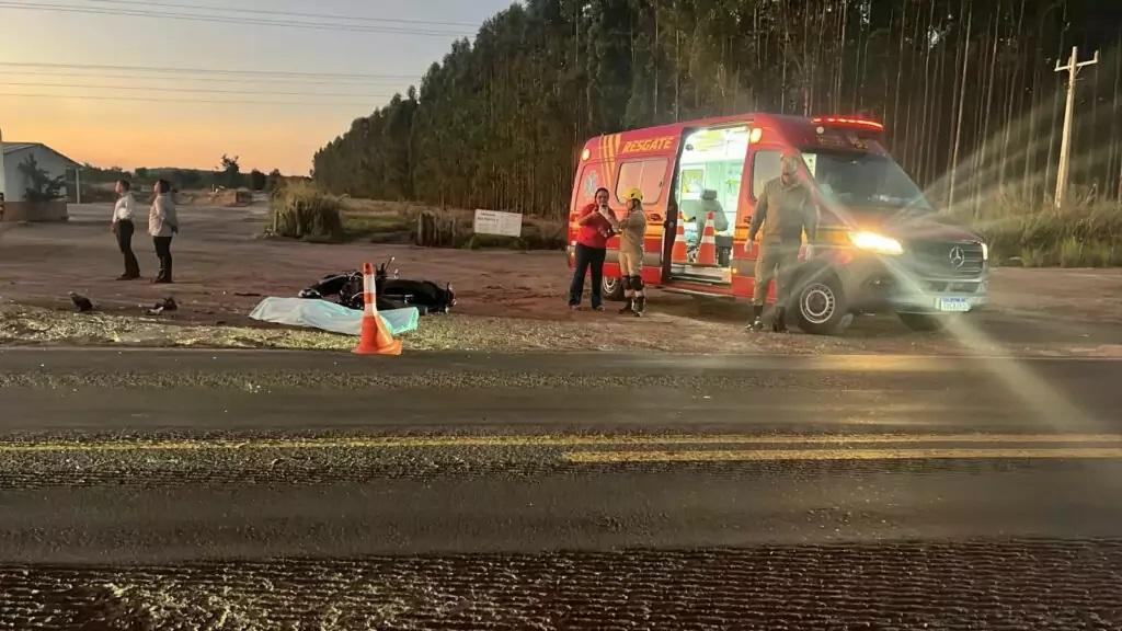 Jovem morre após moto colidir violentamente com ônibus na BR 262