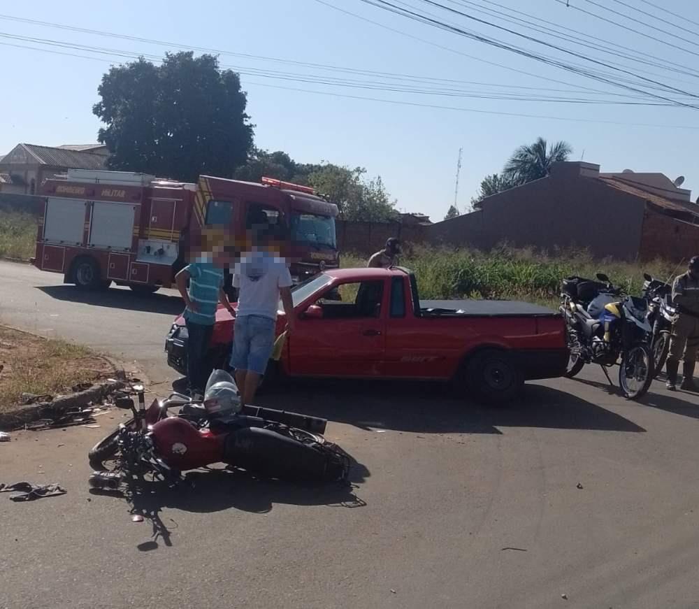 Jovem motociclista sofre suspeita de traumatismo craniano em colisão com Saveiro no Jardim Alvorada Jovem motociclista sofre suspeita de traumatismo craniano em colisão com Saveiro no Jardim Alvorada