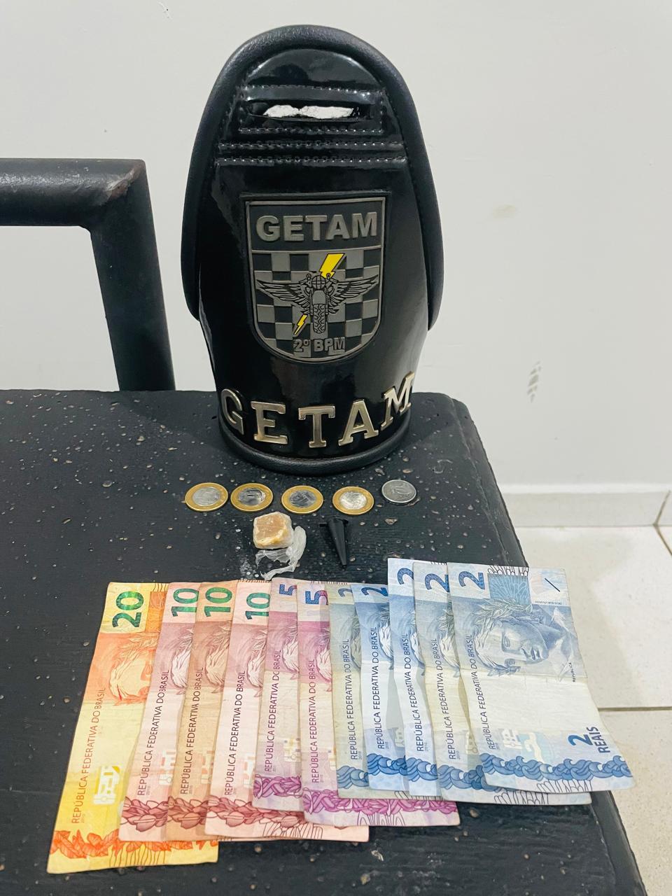 Jovem tenta engolir drogas ao ser flagrado vendendo drogas em praça de Três Lagoas Jovem tenta engolir drogas ao ser flagrado vendendo drogas em praça de Três Lagoas