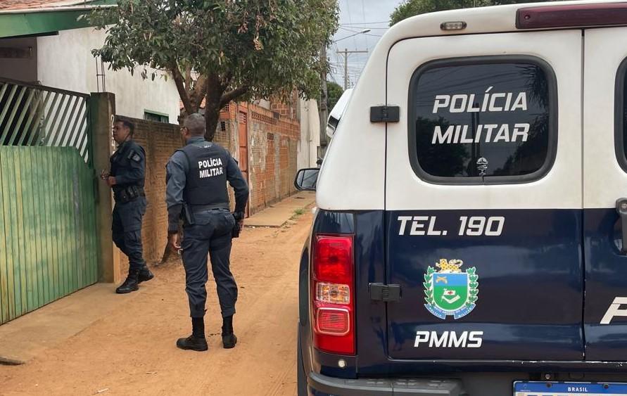 Ladrão solta cachorros para invadir casa no bairro Vila Haro, mas é surpreendido por moradores e foge 