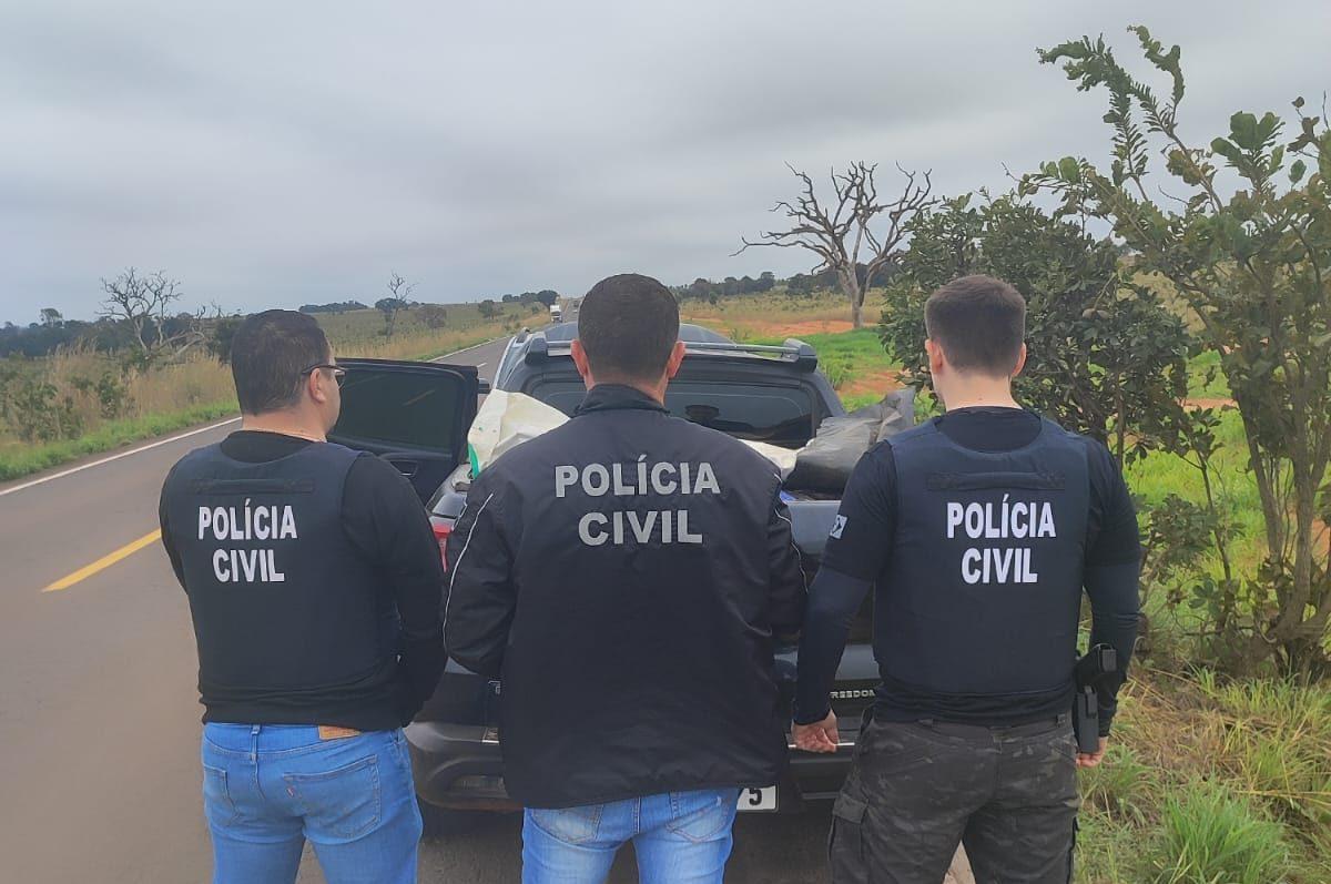 Mais de uma tonelada de maconha é apreendida pela Polícia Civil após veículo “fundir o motor” em rodovia Mais de uma tonelada de maconha é apreendida pela Polícia Civil após veículo “fundir o motor” em rodovia