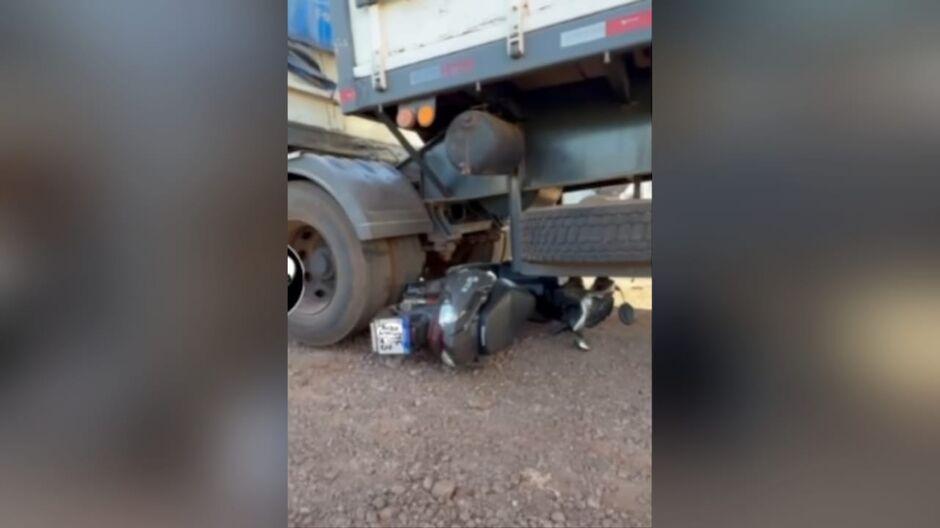 Motociclista escapa com vida ao parar embaixo de carreta em Sidrolândia  