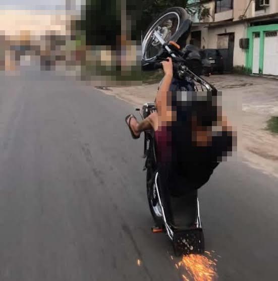 Motociclista tenta impressionar namorada com manobra de “grau” e acerta viatura da PM em cheio em Três Lagoas