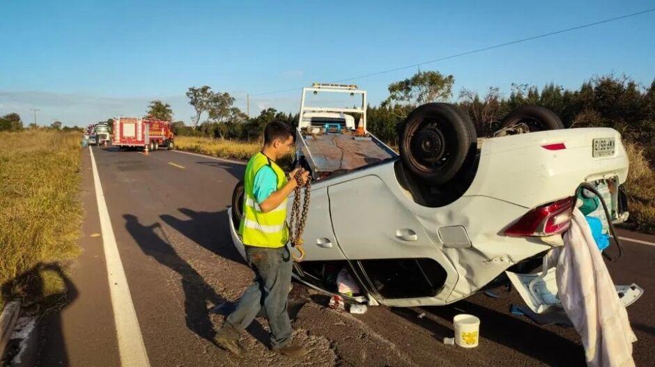 Motorista desvia de buraco na pista e capota carro na MS-338 Motorista desvia de buraco na pista e capota carro na MS-338