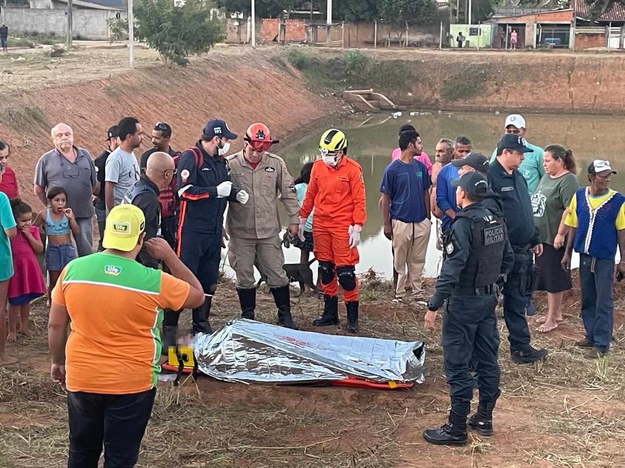 Motorista perde controle em rotatória e cai com carro em “piscinão” na Vila Maria, mas é salvo por três heróis anônimos