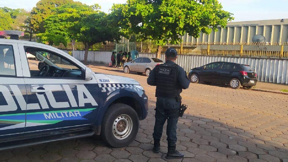Mulher agride homem com ferro de passar, tenta desarmar policial e é presa em MS Mulher agride homem com ferro de passar, tenta desarmar policial e é presa em MS