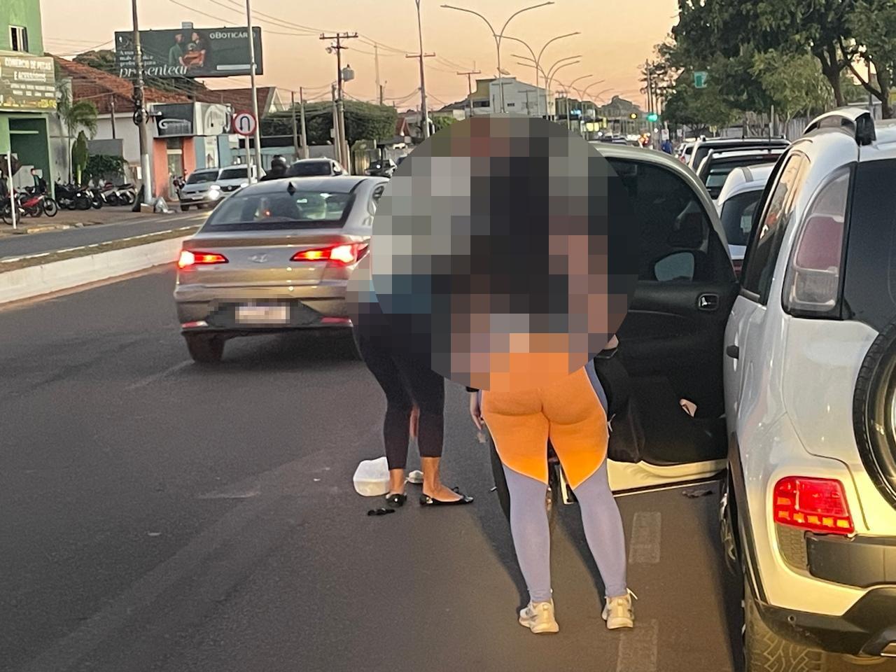 “O pau quase pegou”: Xingamentos após ciclista ser derrubada por porta de carro em Três Lagoas gera discussão entre mulheres 