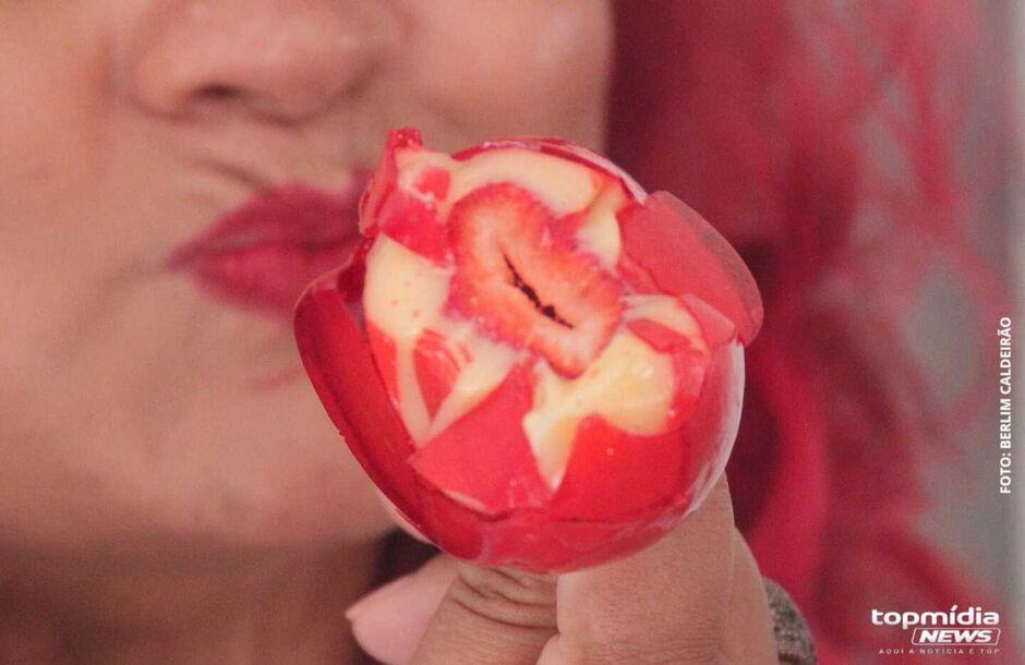 'Pênis do amor'? Jovem sofre queimaduras de 2° grau ao jogar caramelo nas partes íntimas  
